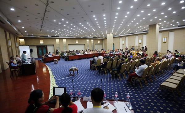 Participants of the peace conference meet on the third day of the Land and Environment session of the Union Peace Conference - 21st century Panglong in Naypyitaw, Myanmar, 26 May 2017. Photo: Hein Htet/EPA 