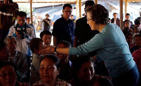 Yanghee Lee (R), the United Nations (UN) Special Rapporteur on the situation of human rights in Myanmar, visits the Mai Nar KBC camp in Myitkyina, Kachin State, Myanmar, 10 January 2017. Photo: Myitkyina News Journal/EPA