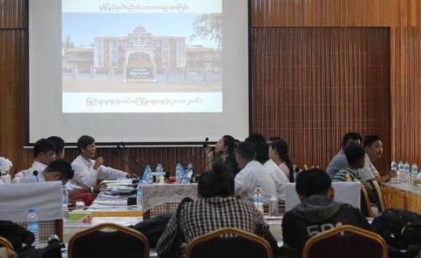 Hluttaw representatives discussing the municipal law drafting (Photo: MNA)