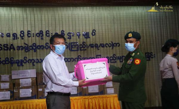 အရှေ့ပိုင်းတိုင်း စစ်ဌာနချုပ် မှ RCSS/SSA ကို ဇွန် ၄ရက် တွင် ကိုဗစ် အတွက် ထောက်ပံ့ရေး ပစ္စည်းပေးအပ်နေစဉ် ( Photo by RCSS/SSA)
