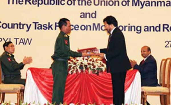 ၂၀၁၂ ခု ဇွန်လတွင် ကုလနှင့် မြန်မာတပ်မတော် ကလေးစစ်သားပပျောက်ရေး လက်မှတ်ရေးထိုး။ (photo credit - UNICEF Myanmar)