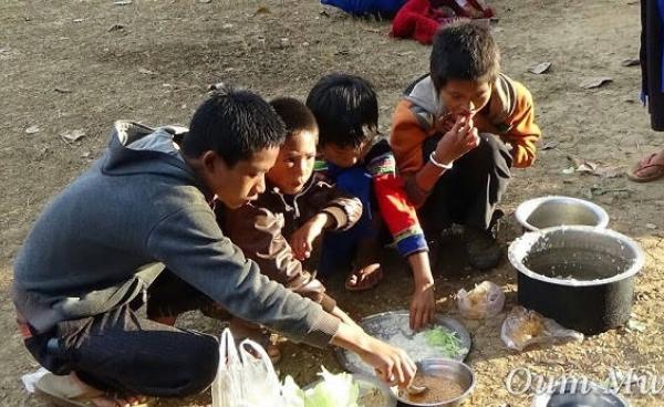 Children displaced by fighting in Shan State eat rice and cabbage in an IDP camp in Mong Hsu Township. (Oum Mwe: S.H.A.N)