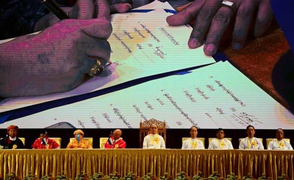 ၂၀၁၅ စက်တင်ဘာလက နေပြည်တော်တွင် တိုင်းရင်းသားလက်နက်ကိုင်အဖွဲ့ ၈ဖွဲ့ နှင့် အစိုးရတို့ NCA စာချုပ် လက်မှတ်ရေးထိုးစဉ်။ (ဓာတ်ပုံ-အီးပီအေ)