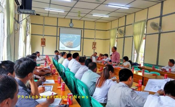 ရွှေစီမံကိန်း၏ အနာဂါတ်ဖွံ့ဖြိုးမှုဆိုင်ရာ ပတ်ဝန်းကျင်ထိခိုက်မှုဆန်းစစ်ခြင်း တွေ့ဆုံဆွေးနွေးကို ကျောက်ဖြူတွင် ပြုလုပ်နေသည်ကို တွေ့ရစဉ်