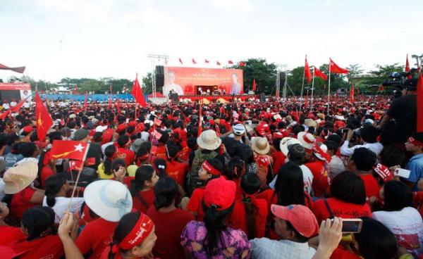 ၂၀၁၅ရွေးကောက်ပွဲအတွက် NLD ရန်ကုန်တွင် မဲဆွယ်စည်းရုံးဟောပြောပွဲသို့ တက်ရောက်ခဲ့သည့် လူထုကိုတွေ့ရစဉ်။ ဓါတ်ပုံ၊ မဇ္စျိမ။
