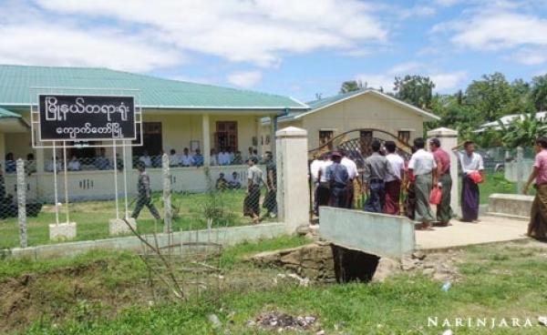  ကျောက်တော်ရဲစခန်းတွင် ရခိုင်အမျိုးသား၂၄ ဦးကို ဇွန်လ ၁၉ ရက်နေ့က ရုံးထုတ်လာစဉ် (ဓာတ်ပုံ- နိရဥ္စရာ)