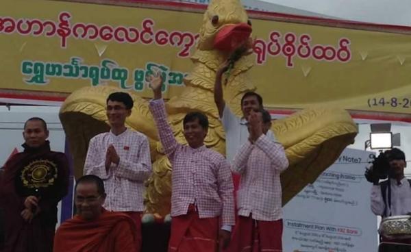 Mon State Chief Minister, Hluttaw Deputy Speaker and Mon monks at the new Bop Htaw Statue (Photo: Internet)