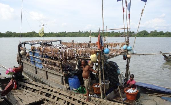 ပင်လယ်ငါးဖမ်းလှေ(photo:MNA)