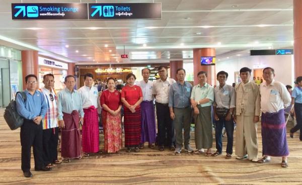 ရခိုင်ပြည်နယ်မြောက်ပိုင်း အကြမ်းဖက်တိုက်ခိုက်ခံရသည့် ဒေသခံများအားတွေ့ဆုံရန် UNA အဖွဲ့ ရန်ကုန် လေဆိပ်မှ စစ်တွေ သို့ ထွက်ခွာ။ ဓာတ်ပုံ-United Nationalities Alliance