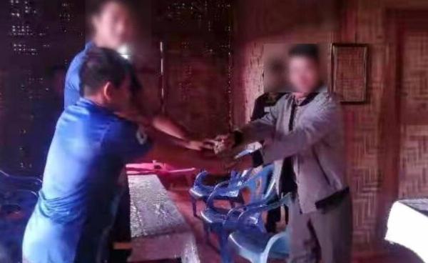 ဓါတ်ပုံ- ပုံဟောင်းဖြစ်ပါသည်။ ပြီးခဲ့သည့် မေလ (၁၃) ရက်နေ့က ကချင်ဒေသက လွတ်မြောက်နယ်မြေတစ်ခုသို့ရောက်ရှိပြီး ပြည်သူ့ပန်းတိုင်နှင့် ပူးပေါင်းခဲ့သည့် စစ်ကောင်စီ တပ်သားနှစ်ဦး။