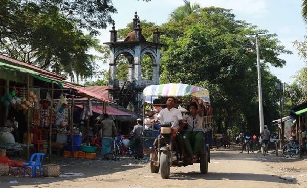 A mosque is seen in a Muslim community within a market area of Maungdaw town located in Myanmar's strife-torn Rakhine State near the Bangladesh border on December 2, 2016. Photo: Khine Htoo Mrat/AFP