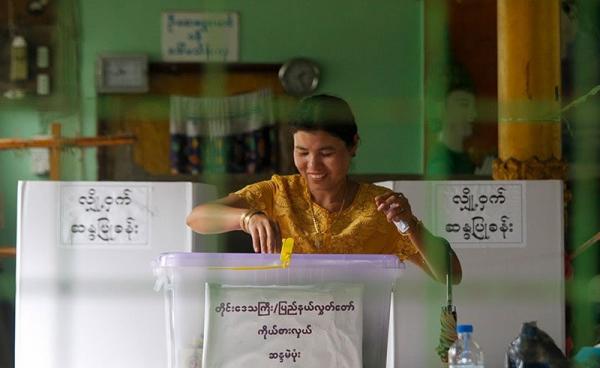 A woman casts her vote at a polling station in Sittwe, Rakhine State, western Myanmar, 08 November 2015. Photo: Nyunt Win/EPA