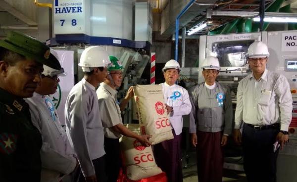 မွန်ပြည်နယ်ဝန်ကြီးချုပ် MCL ဘိလပ်မြေအိပ်သွပ်ခြင်းအခမ်းအနားရောက်ရှိစဉ်(MNA)