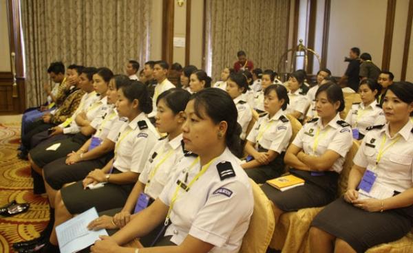 ဇူလိုင် ၁၁ရက်က နေပြည်တော်တွင်ပြုလုပ်သည့် ကမ္ဘာ့့့လူဦးရေနေ့အခမ်းအနားတွင် တွေ့ရ သည့် လ.ဝ.က အမျိုးသမီးဝန်ထမ်းများ (ဓာတ်ပုံ - မင်းမင်း၊ မဇ္စျိမ)