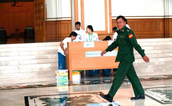 ပြည်သူ့လွှတ်တော် အဆောက်အအုံအတွင်း တပ်မသားလွှတ်တော်ကိုယ်စားလှယ် တစ်ဦးကို တွေ့ရစဉ်။ (ဓာတ်ပုံ-ဟောင်ဆာ၊ရာမည)