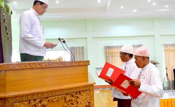 လွှတ်တော် ဥက္ကဋ္ဌ ဦးစံကျော်လှနှင့် ဒုဥက္ကဋ္ဌ ဦးဖိုးမင်းတို့ လွှတ်တော်တွင် ကျမ်းကျိန်နေကြစဉ်