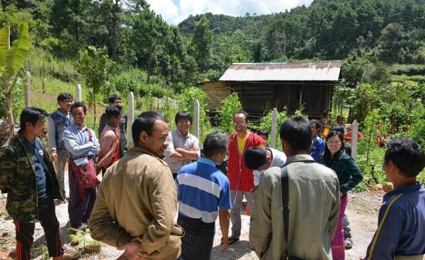 ဘိန်းစိုက်ခင်း စိုက်ပျိုးလုပ်ကိုင်ကြသည့် ဒီးမော့ဆိုမြို့နယ်အနောက်ဘက်ခြမ်းက တောင်သူများ နှင့် ပြည်နယ် လွှတ်တော်ကိုယ်စားလှယ် တို့ကို မီဒီယာသမားများက သွားရောက် မေးမြန်းခဲ့ကြသည့် မြင်ကွင်း (ဓါတ်ပုံ – ကန္တာရဝတီတိုင်း(မ်))