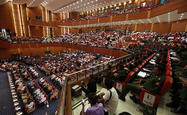 Attendees observe during the Union Peace Conference - 21st century Panglong in Naypyitaw, Myanmar, 31 August 2016. Photo: Hein Htet/EPA