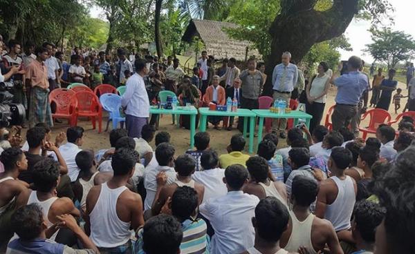 ကုလ ဒုတိယ အတွင်းရေးမှူးချုပ် မစ္စတာဂျက်ဖရီဖဲလ်မန်၏ ရခိုင်ခရီးစဉ်အတွင်း ဘင်္ဂလီများနှင့် အဓိက တွေ့သွားခဲ့။ ဓာတ်ပုံ- ဦးညီပု ဖေ့စ်ဘုတ်)