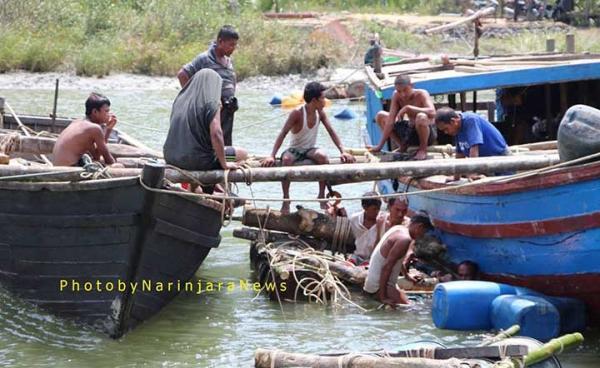  ရေထဲမှ တံတားကို ပြန်လည် ဆယ်ယူနေကြစဉ်/ ဓာတ်ပုံ- နိရဥ္စရာ