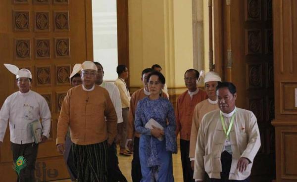 ကျမ်းသစ္စာကျိန်ဆိုရန် နိုင်ငံတော်သမ္မတနှင့် ဒုသမ္မတတို့ လွှတ်တာ်သို့ မတ်လ ၃၀ ရက်နေ့ နံနက်က ရောက်ရှိလာစဉ်။ (ဓာတ်ပုံ-မင်းမင်း)