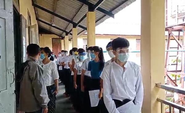 မုဒုံမြို့ အထက(၁) တွင် အသက် ၁၂ နှစ် အထက်ကျောင်းသူတစ်ဦး Covid 19 ကာကွယ်ဆေးထိုးနေစဥ် (MRTV)