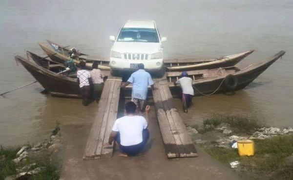 မော်လမြိုင်မှ ဘီးလူးကျွန်းသို့ စက်လှေဖြင့် ကားတင်နေပုံ (Facebook ဘီးလူးကျွန်း)