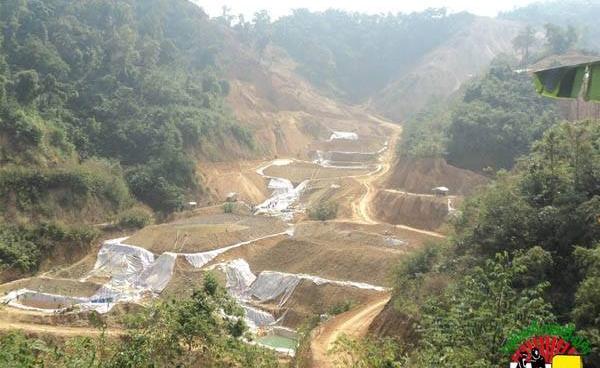 နားဟိုင်းလုံရွာအထက်ပိုင်း ရေထွက်ဦးတွင်ရွှေတူးဖော်ရေးစီမံကိန်းကြောင့် တောတောင်များပျက်စီးပြုန်းတီးနေပုံ