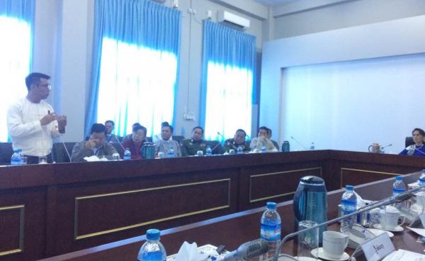 JCB အစည်းအဝေး ဒေါက်တာမင်းဇော်ဦး တင်ပြစဉ်(Min Zaw Oo/Facebook)