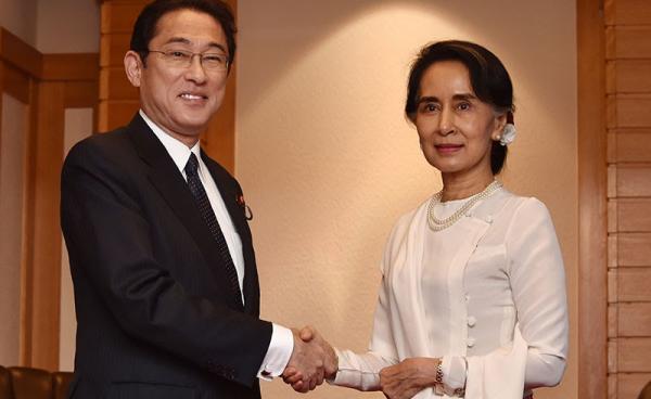 Myanmar State Counsellor and Foreign Minister Aung San Suu Kyi (R) shakes hands with Japan's Foreign Minister Fumio Kishida (L) prior to their talks at a hotel in Tokyo, Japan, 03 November 2016. Suu Kyi is in Tokyo on her first visit since she assumed office as the Foreign Minister in 2016. Photo: EPA