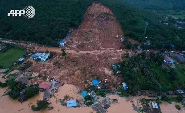 ပြိုကျခဲ့သည့် မလတ်တောင်နေရာ (AFP)