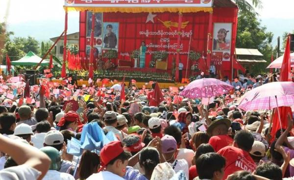 ဒေါ်အောင်ဆန်းစုကြည် ကချင်ပြည်နယ်ဟောပြောပွဲ(Facebook)