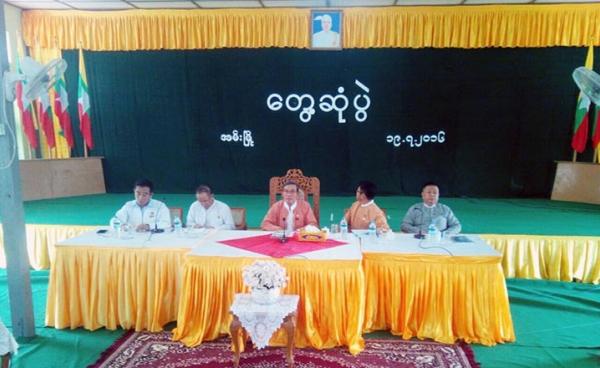 အမ်းဒေသခံတို့ တောင်းဆိုနေစဉ်