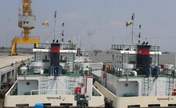 စစ်တွေဆိပ်ကမ်းတွင် ဆိုက်ကပ်ထားသည့် အိန္ဒိယပိုင် ကုန်တင်သင်္ဘောများ