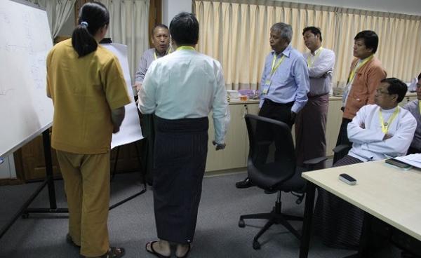 Drafters discuss the political framework on December 2. (Photo: Myanmar Peace Center)