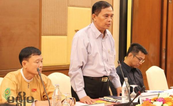 The government delegation led by Aung Kyi, centre, and the UNFC’s Delegation for Political Negotiation (DPN) meet in Chiang Mai, Thailand on 25 September 2016. Photo: Phanida