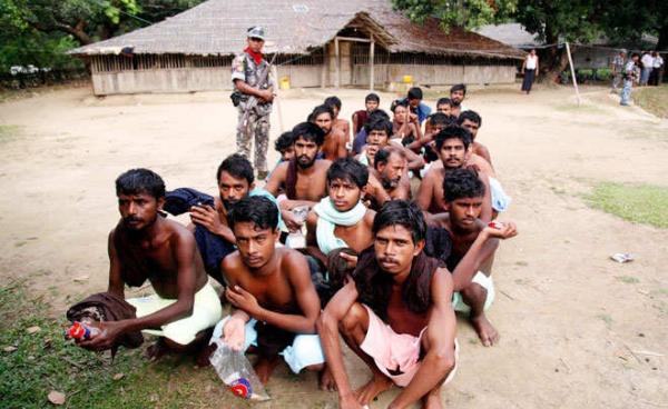 မြန်မာ့တပ်မတော်က ကယ်ဆယ်ထားသည့် ပင်လယ်ပြင်မှ လှေစီးဒုက္ခသည်များကို ရခိုင်ပြည်နယ် မောင်တောမြို့နယ်အတွင်း အလယ်တန်းကျော်ရွာတွင် မေ ၂၃ ရက်က တေ့ရစဉ်။ (ဓာတ်ပုံ - အီးပီအေ)