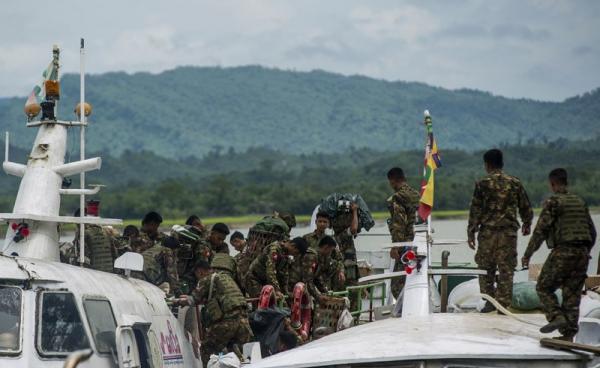 Myanmar soldiers arrive at Buthidaung jetty in Myanmar's Rakhine State on August 29, 2017. Photo: AFP