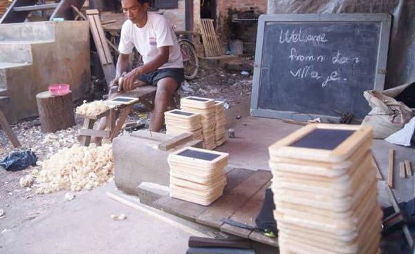 ကျောက်သင်ပုန်းလုပ်ငန်းခွင်တစိတ်တပိုင်း(ငါတို့ချစ်တဲ့ ဘီလူးကျွန်းမြေ/Facebook)