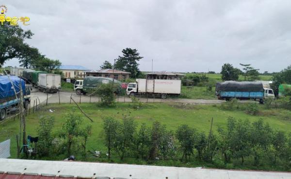 အငူမော်ဆိပ်ကမ်းအတွင်း သောင်တင်နေရသည့် ကုန်ကားများအား သြဂုတ်လ ၁၄ ရက် နံနက်က တွေ့ရစဉ်။