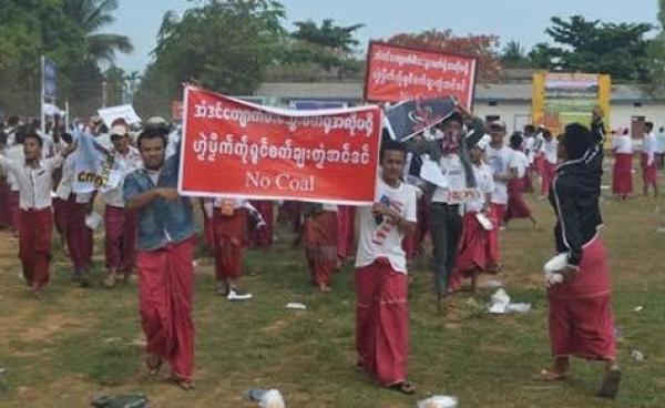 အံဒင်ကျောက်မီးသွေးလျပ်စစ်ဓါတ်အားစီမံကိန်းအား ဒေသခံများကန့်ကွက်စဉ်(Internet)