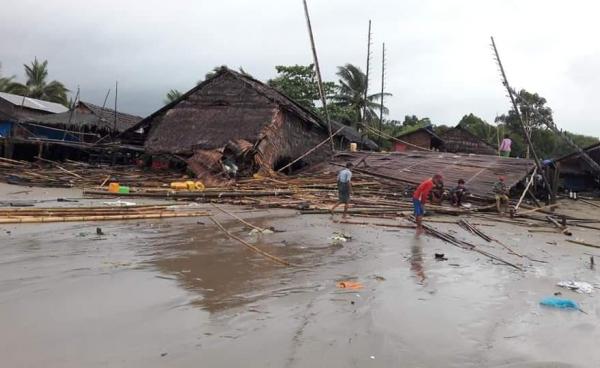 ငါးမျှားစခန်းကျေးရွာ၌ နေအိမ်နှင့် ငါးလှန်းစင်များ ပျက်စီးခဲ့ပုံ (MNA)