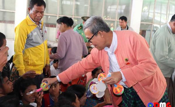 ဝန်ကြီးချုပ်နှင့်အဖွဲ့သည် စစ်ဘေးရှောင်ကလေးငယ်များအတွက် ကျောင်းသုံးစာအုပ်များ၊ ကစားစရာပစ္စည်းများ ပေးအပ်ခဲ့သည်။ (ဓာတ်ပုံ - ခိုင်ရိုးလ)