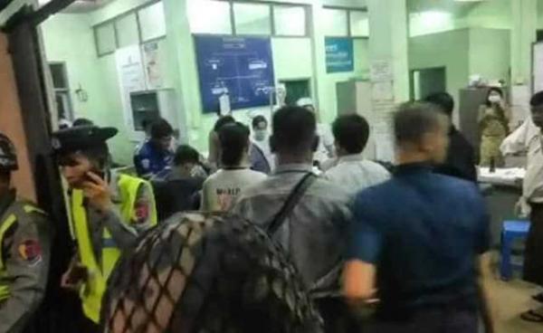 ဒဏ်ရာရလူနာများ ဆေးရုံသို့ရောက်ရှိစဉ်(Facebook)