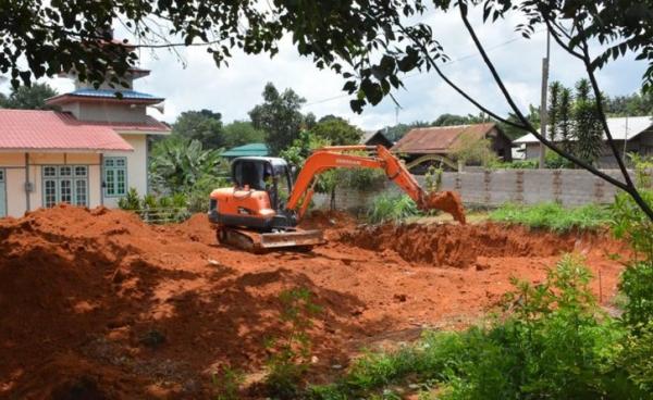 လောဓမ္မရပ်ကွက်ရှိ ဓမ္မရုံ၏ခြံဝန်းအတွင်း Myanmar National Tele & Communication ကုမ္ပဏီ၏ ဖုန်းဆက်သွယ်ရေးတာဝါတိုင်ကို တည်ဆောက်ရန် လုပ်ဆောင်နေစဉ် (ဓါတ်ပုံ-စိုင်းလင်းလင်းဦး)