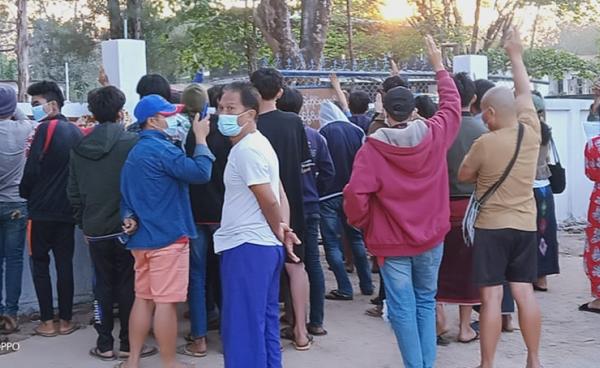 ၇-၁-၂၀၂၁ နံနက်ပိုင်း -ဘုရားသုံးဆူရဲစခန်းရှေ့မြင်ကွင်း