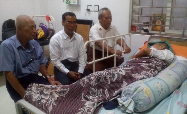 Caption- နိုင်ငွေသိမ်းအား MNP ခေါင်းဆောင် နိုင်တင်အောင်၊ နိုင်လယီတမ လာရောက်ကြည့်ရှုစဉ်(Nai Ko Thu)