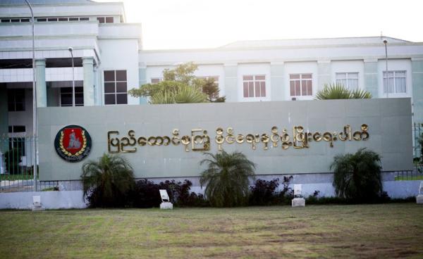 နေပြည်တော်ရှိ ပြည်ခိုင်ဖြိုးပါတီရုံးချုပ်ကိုတွေ့ရစဉ်။ ဓါတ်ပုံ၊ မဇ္စျိမ။