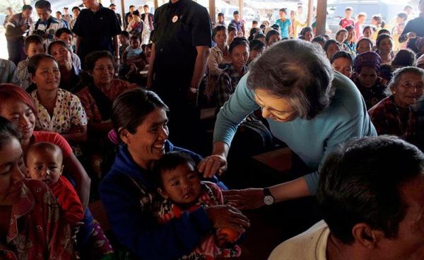 Yanghee Lee (R), the United Nations (UN) Special Rapporteur on the situation of human rights in Myanmar, greets a Kachin ethnic woman with a child at the MaiNar KBC camp in Myitkyina, Kachin State, Myanmar, 10 January 2017. Yanghee Lee is in Myanmar on a 12-day visit to Kachin and Rakhine States in Myanmar. Photo: Myitkyina News Journal/EPA