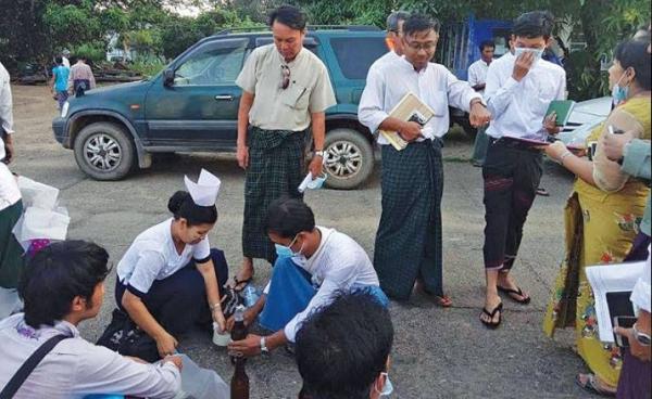 Checking water quality near Kanbe Lake (Photo: Facebook)